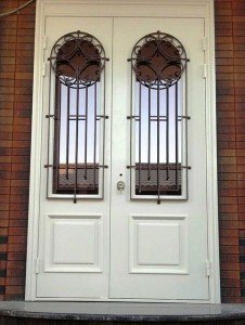 Двухстворчатая дверь с арочными окнами