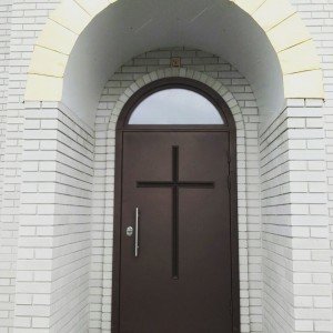 Дверь входная в храм