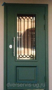 Зеленая входная дверь с остеклением на заказ